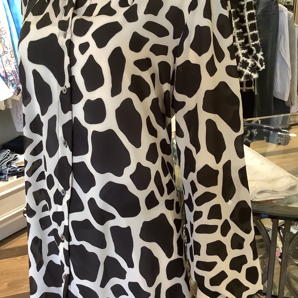 Barcelino long sleeve tunic blouse. Flowy and fun black n white print